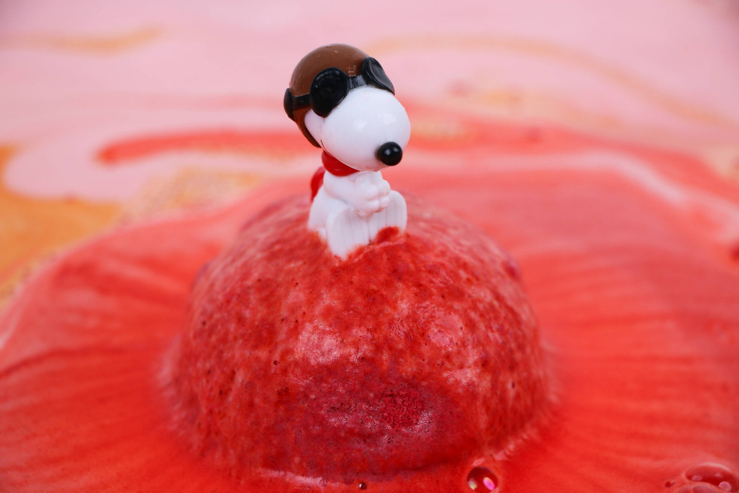 Zimpli Baff Bombz - Peanuts Surprise! with figure inside