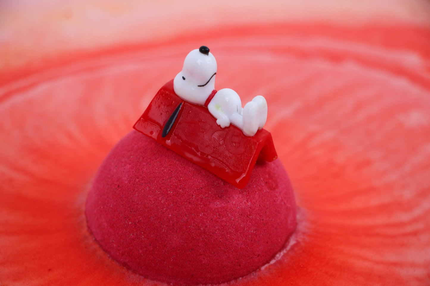 Zimpli Baff Bombz - Peanuts Surprise! with figure inside
