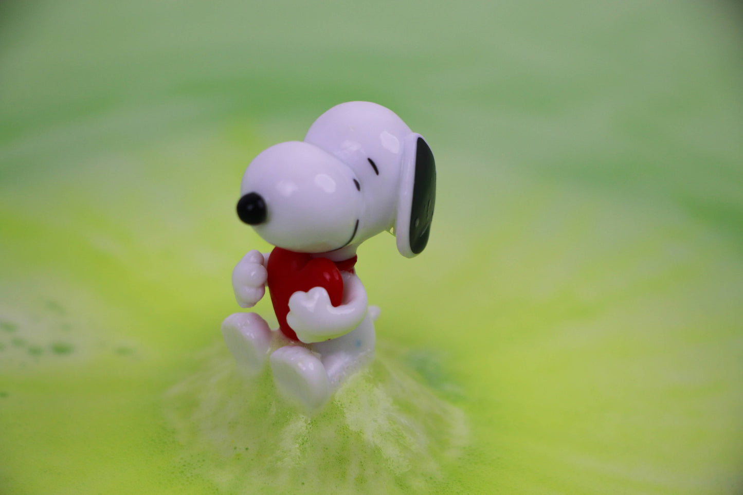 Zimpli Baff Bombz - Peanuts Surprise! with figure inside